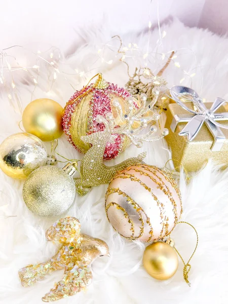 Kerstcompositie Kerstballen Roze Gouden Decoraties Achtergrond Vlakke Lay Bovenaanzicht Kopieerruimte — Stockfoto