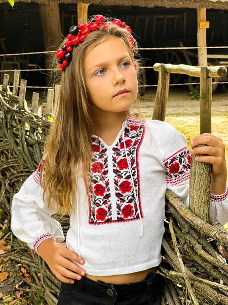 ウクライナの伝統的な服の若い女の子は赤いネックレスで刺繍されたシャツを着ます — ストック写真