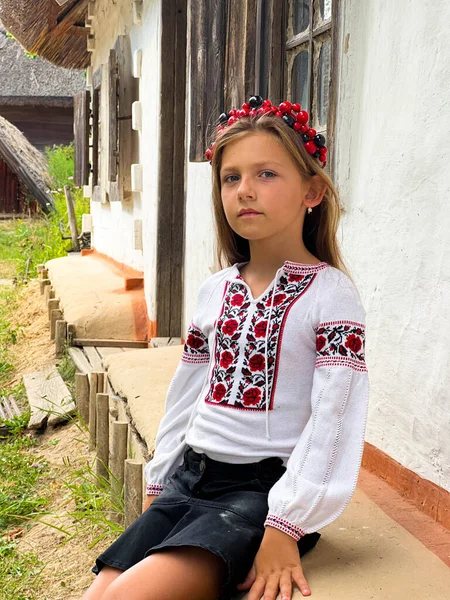 一名身着乌克兰传统服装的少女 身穿绣花衬衫 戴着红项链 — 图库照片
