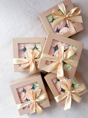 El yapımı tatlı şekerlemeler mevcut kutuda altın kurdeleli.