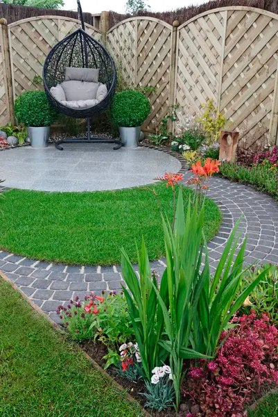 stock image A garden design based on flowing curves around a patio area