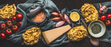 Domatesli ton balıklı makarna için lezzetli malzemeler. İtalyan yemeği konsepti. Kanatlı deniz ürünleri. Pankart. Yatay.