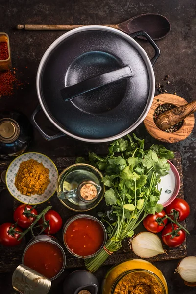 Panela Ferro Fundido Com Ingredientes Frescos Para Saborosa Sopa Tomate — Fotografia de Stock