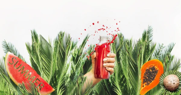 Женская Рука Красной Бутылкой Напитка Сок Смузи Высунутые Джунглей Фруктами — стоковое фото
