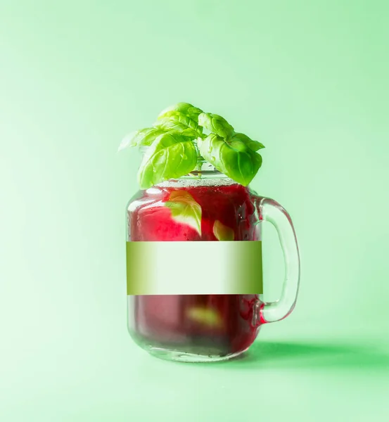 Bebida Bagas Refrescantes Vermelhas Frasco Vidro Com Marca Branca Verde — Fotografia de Stock