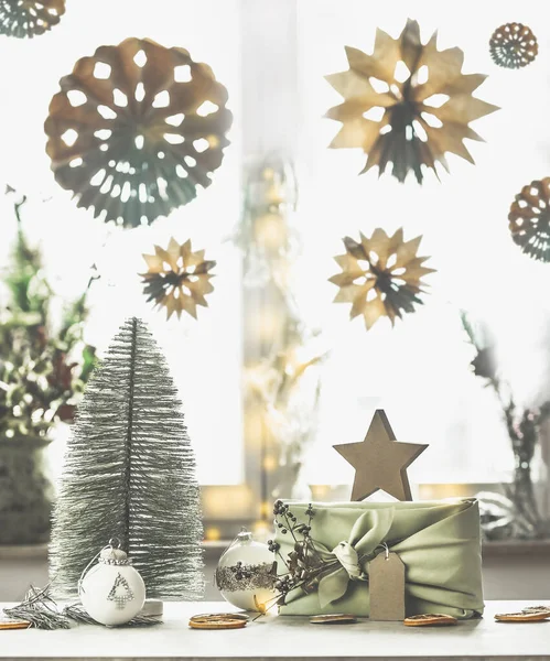 Bodegón Navidad Con Decoración Árbol Navidad Estrellas Copos Nieve Caja —  Fotos de Stock