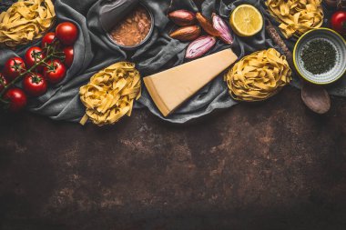 Makarna için İtalyan yemek malzemeleri, ton balığı soslu, üst manzara. Uzayı kopyala Makarna, parmesan, açık ton balığı konservesi, domates, soğan, koyu renkte limon..