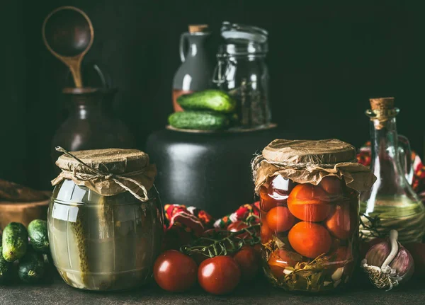 Gyümölcs Zöldségbetakarítás Megőrzése Különböző Megőrizni Üveg Üvegek Sötét Asztalon Egészséges — Stock Fotó