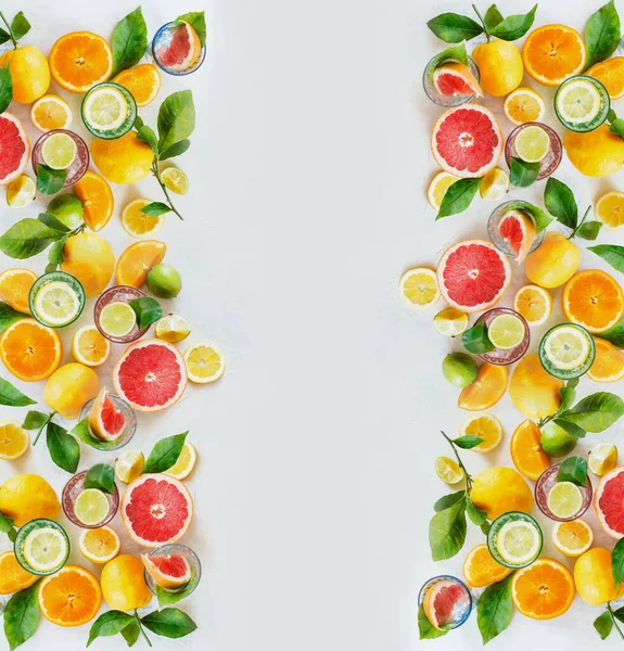 各种色彩艳丽的柑橘类水果的框架 橙子和柚子 白底一杯清爽的柠檬水 尽收眼底 健康的生活方式制定计划 — 图库照片