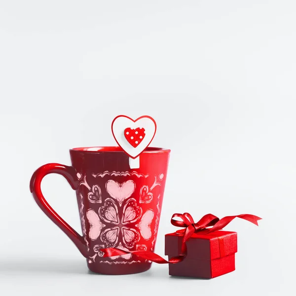红杯上有红心 礼品盒上有丝带 背景为白色 爱的宣言和情人节的概念 — 图库照片
