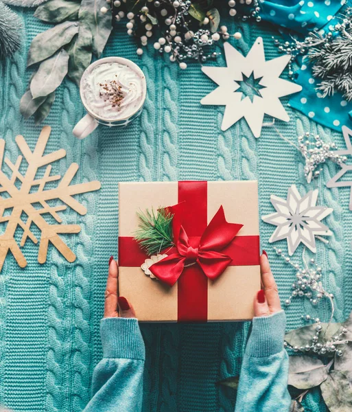 Frauen Reichen Pullover Mit Weihnachtsgeschenk Mit Roter Schleife Auf Blauer — Stockfoto