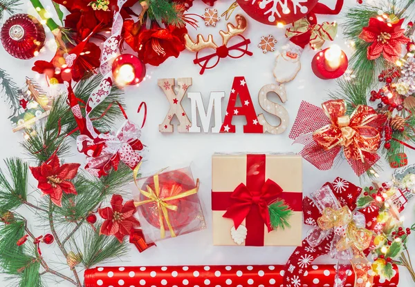 Weihnachtskomposition Mit Geschenk Weihnachtskugel Wort Weihnachten Und Geschenkpapier Rote Winterdekoration — Stockfoto
