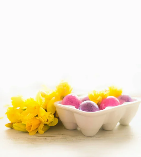 Easter Eggs Yellow Daffodils Flowers White Background — Stock Photo, Image