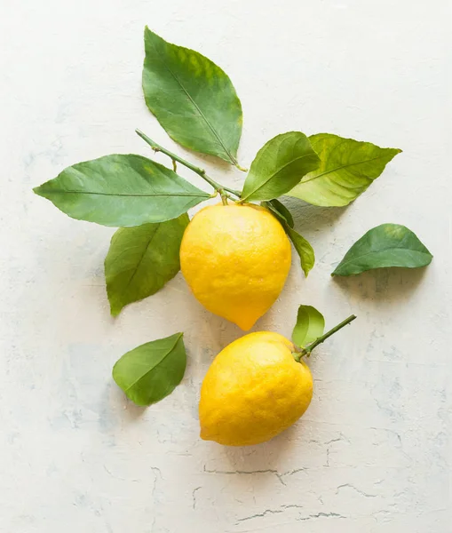 Citrons Mûrs Avec Composition Feuilles Vertes Sur Fond Blanc Vue — Photo