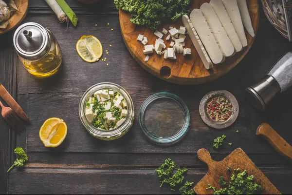 Marinierter Feta Käse Olivenöl Mit Kräutern Zitrone Und Gewürzen Glas — Stockfoto