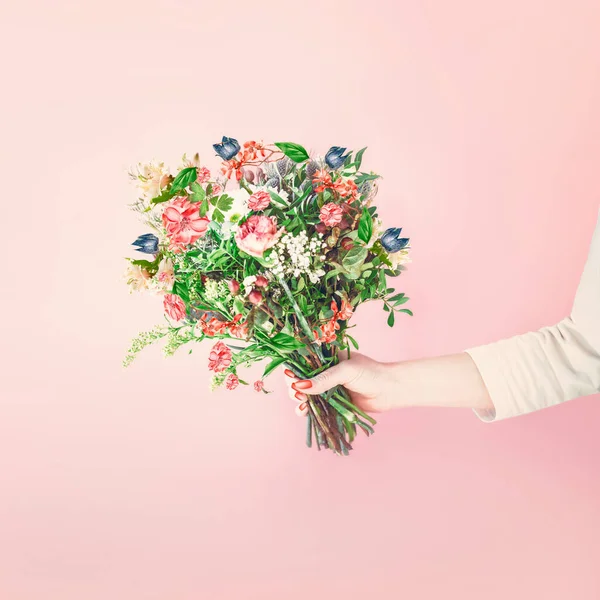 Main Féminine Tenant Jolies Fleurs Arrangement Bouquet Avec Diverses Fleurs — Photo