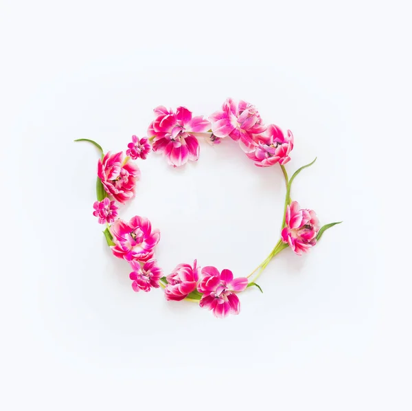 Beyaz Masaüstü Arka Planında Güzel Pembe Laleler Çiçek Çelenkleri Üst — Stok fotoğraf