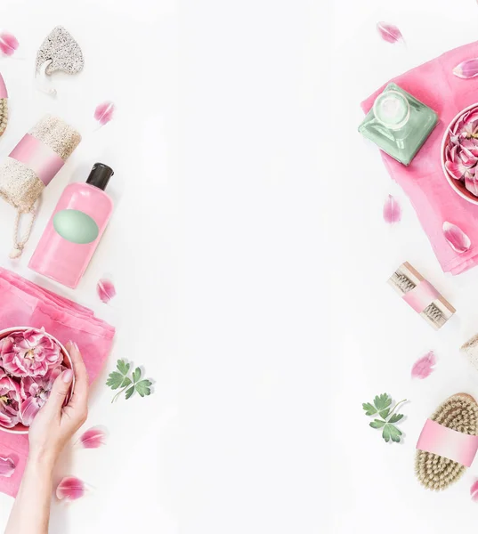 美丽的背景 各种环保化妆品和护肤产品 芬芳的水碗 粉红的花朵和女性的手 绿色的叶子和白色背景的毛巾 顶部视图 — 图库照片