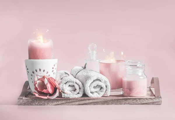 Spa Rose Pastel Avec Bougies Serviettes Produits Cosmétiques Concept Beauté — Photo