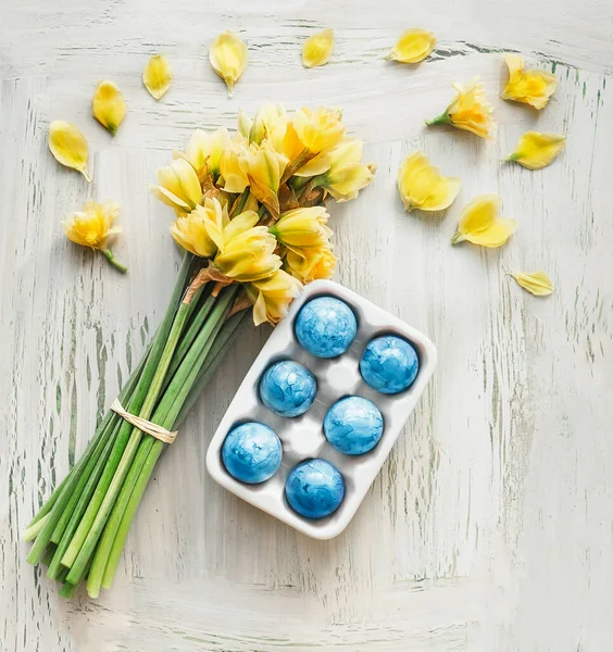 Blauw Paaseieren Houder Met Gele Narcissen Bloemen Bos Witte Armoedige — Stockfoto