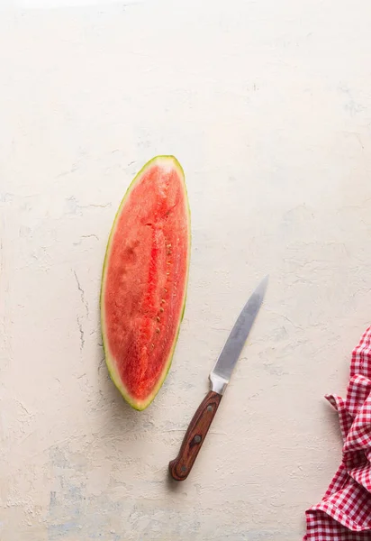ナイフで白いテーブルにスイカの作品のトップビュー ジューシーなさわやかな夏の食べ物 — ストック写真