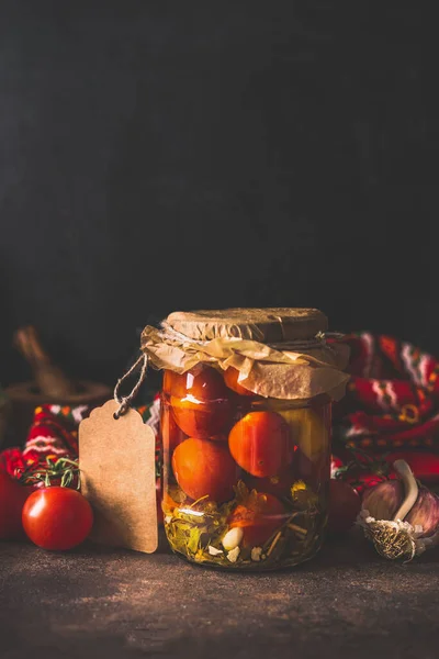 Pot Verre Avec Tomates Maison Conserve Sur Table Noire Entreposage — Photo