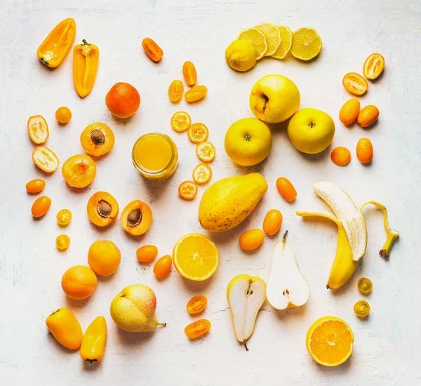 Beyaz Masa Arkasında Çeşitli Sarı Turuncu Renkli Meyve Sebzeler Düz — Stok fotoğraf