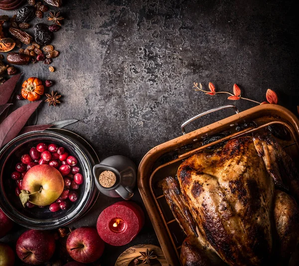 Thanksgiving Hintergrund Voller Gebratener Gefüllter Truthahn Auf Dunklem Rustikalem Tisch — Stockfoto