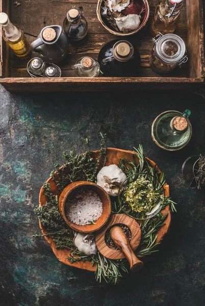 Pravé Kuchyňské Bylinky Koření Pro Chutné Vaření Čerstvá Rozmarýn Česnek — Stock fotografie