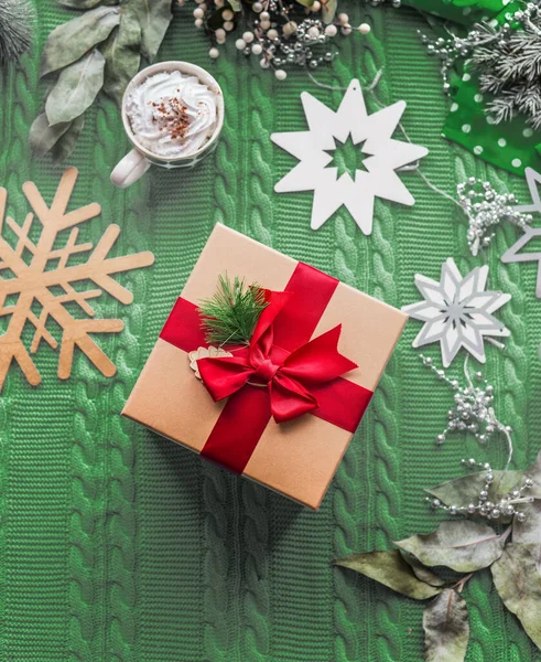 Weihnachtskonzept Mit Geschenk Und Roter Schleife Tasse Heißer Schokolade Und — Stockfoto