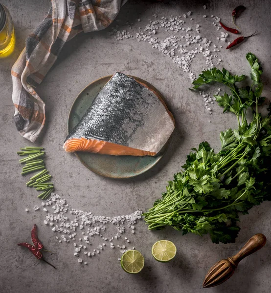 レモンと生サーモン 丸型の成分とキッチン機器 灰色の具体的な背景 最上階だ 健康的なシーフードのコンセプト — ストック写真