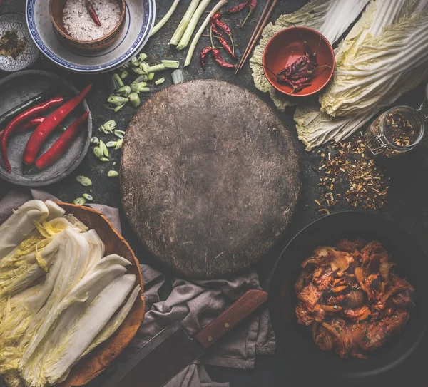泡菜配料 大白菜 盐等配料 围绕着圆圆的乡村切菜板 尽收眼底 健康发酵食品 — 图库照片