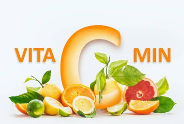 C vitamini konsepti. Çeşitli organik narenciye meyveleri, yarımlar, dilimler ve yeşil yapraklar beyaz arka planda metinli. Sağlıklı doğal immun güçlendiriciler. İçindekileri tazeliyorum. Antioksidan detoksu
