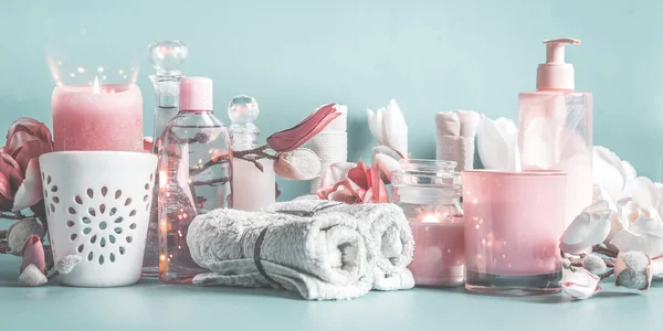 Kropp Och Hudvårdsutrustning Med Kosmetiska Flaskor Rosa Blommor Handdukar Och — Stockfoto