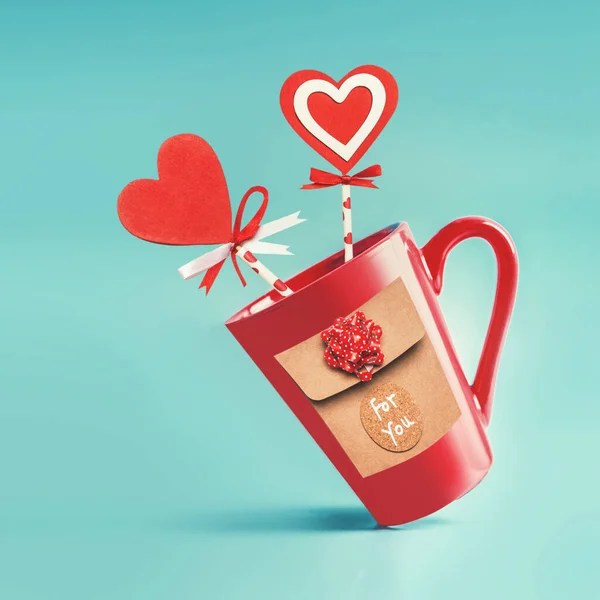 ブルーを背景に2つのハートロリポップとレッドマグカップ バレンタインデーの挨拶 愛のシンボル ロマンティックカード — ストック写真
