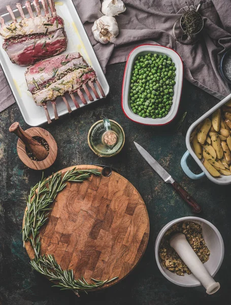 Fleischessen Hintergrund Zubereitung Mit Rohem Lammfleisch Grünen Erbsen Hinterkartoffeln Und — Stockfoto