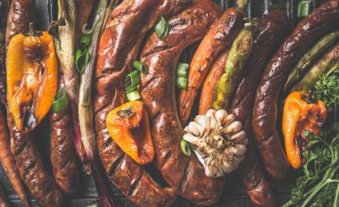 Lezzetli ızgara sosis ve kızarmış sebze yakın çekim. Üst Manzara. Yukarıdan barbekü partisi tabağı