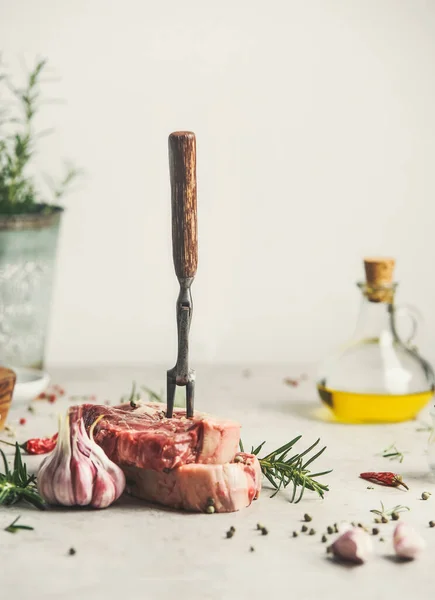 Bife Cru Com Ingredientes Garfo Carne Mesa Cozinha Com Alecrim — Fotografia de Stock