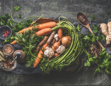 Kırsal bir arka planda, kaliteli kaşık ve kâselerle sağlıklı yiyecekler hazırlamak için sebze malzemeleri.
