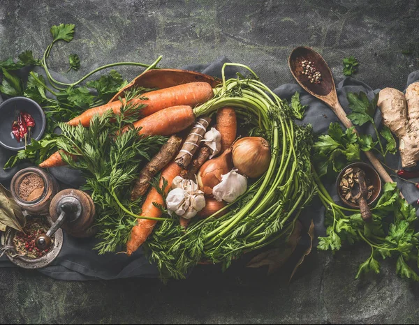 Kırsal bir arka planda, kaliteli kaşık ve kâselerle sağlıklı yiyecekler hazırlamak için sebze malzemeleri.