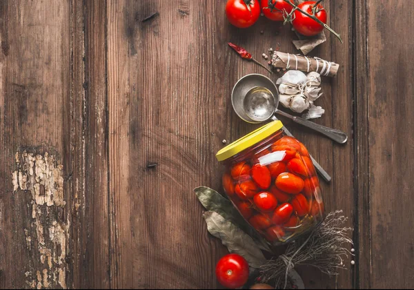 Frasco Com Tomates Enlatados Mesa Cozinha Rústica Com Alho Temperos — Fotografia de Stock