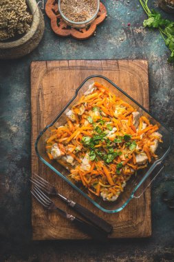 Mutfak arka planında çatallı sebze soslu lezzetli balık yemeği. Üst Manzara. Sağlıklı ev yemeği konsepti. Ev yapımı mutfak.