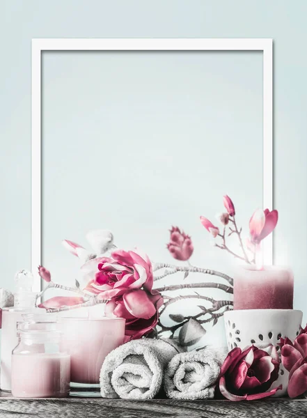 Vücut Bakımı Kozmetik Ürünleri Mumlar Çiçekler Havlular Açık Mavi Arka — Stok fotoğraf