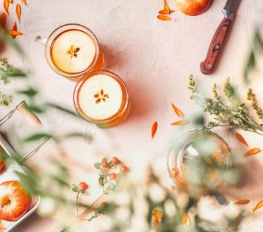 Elma öğütülmüş şarap ya da cam bardakta elma çayı, üst manzara.