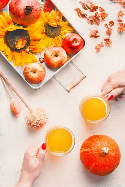 Glass Mugs Hot Yellow Drinks Mulled Wine Cider White Table — Stockfoto