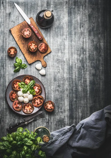 Fondo Comida Rústica Con Rodajas Tomates Bolas Queso Mozzarella Ensalada — Foto de Stock
