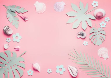 Deniz kabuğu çerçevesi ve pastel pembe arka planda tropikal yapraklar, üst manzara. Yaratıcı düzen. Düz yatıyordu. Yaz konsepti