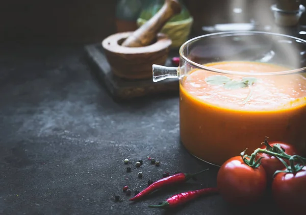 Zupa Pomidorowa Szklanym Garnku Ciemnym Stole Kuchennym Składnikami Odbiór Zdrowe — Zdjęcie stockowe
