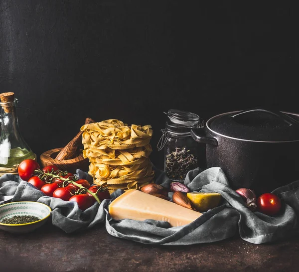 Σπιτικά Ζυμαρικά Σκούρο Ρουστίκ Πάγκο Κουζίνας Κατσαρόλα Και Φρέσκα Υλικά — Φωτογραφία Αρχείου