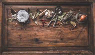 Pişirmek için kurutulmuş otlar ve baharatlar ya da ahşap arka planda konserveler. Üst Manzara. Baharatlı düz yatak. Sağlıklı ev yemekleri. Yemek aromalı konsept. Kenarlık